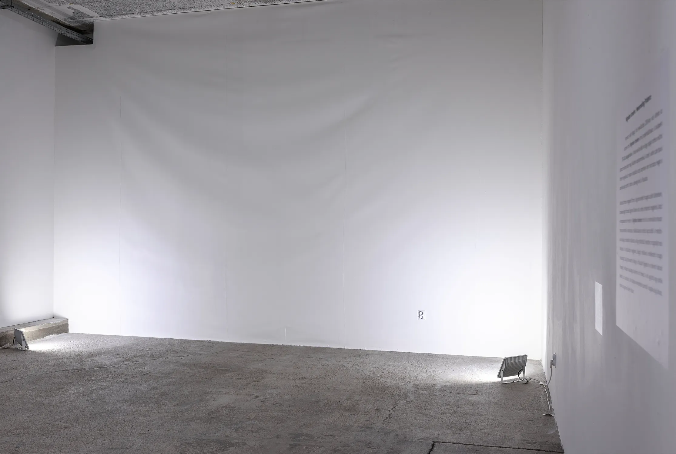 VÉGTELEN TÜRELEM (LÉLEGEZŐ FAL)